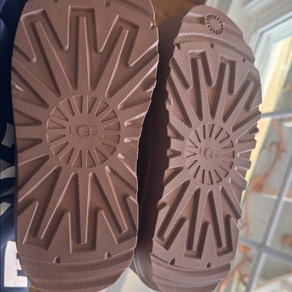 UGG Classic Mini Pumped Molded Boots Gender-inclusive. US men 6/women 7 - Picture 7 of 8